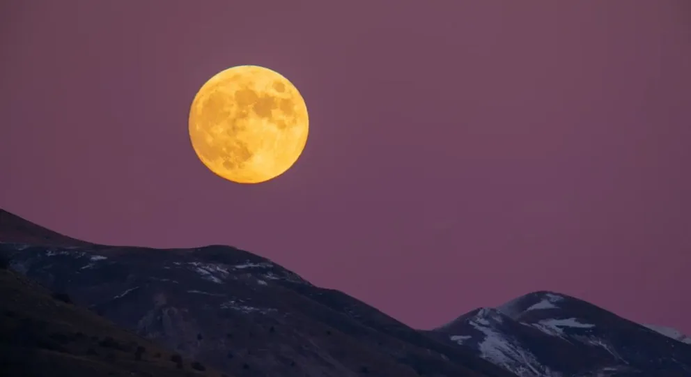 Advertencia astrológica: descubrí qué es la luna del castor y cómo afectará a cada signo del zodíaco