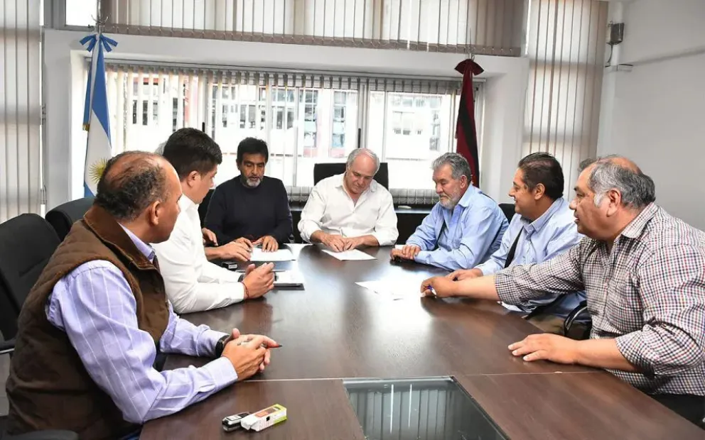 Debido a la inflación, gremios solicitan a Gustavo Sáenz reabrir las paritarias