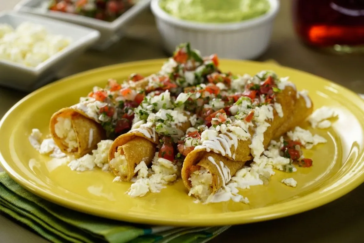 TACOS DORADOS RELLENOS DE POLLO