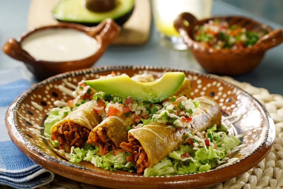 Te decimos cómo hacer unos deliciosos tacos dorados rellenos de pollo