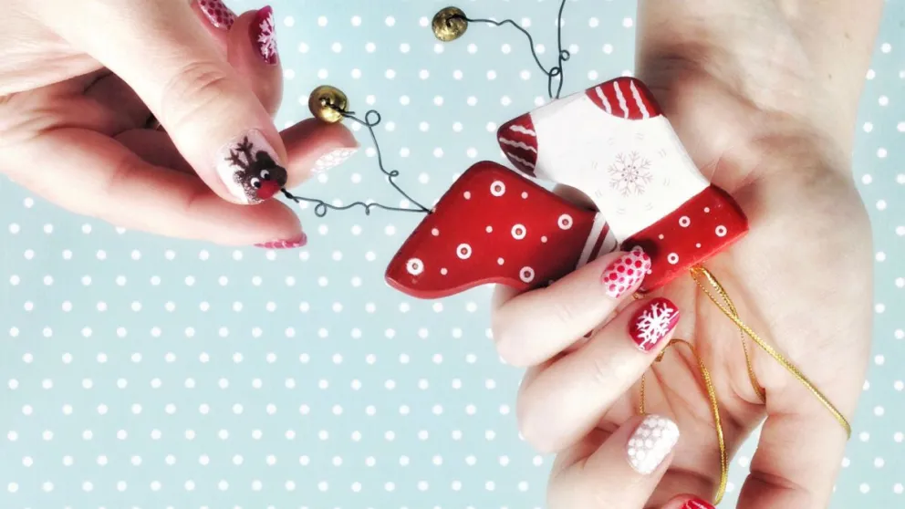 Nail art con perlas, la innovadora tendencia que te hará brillar: ideal para Navidad 