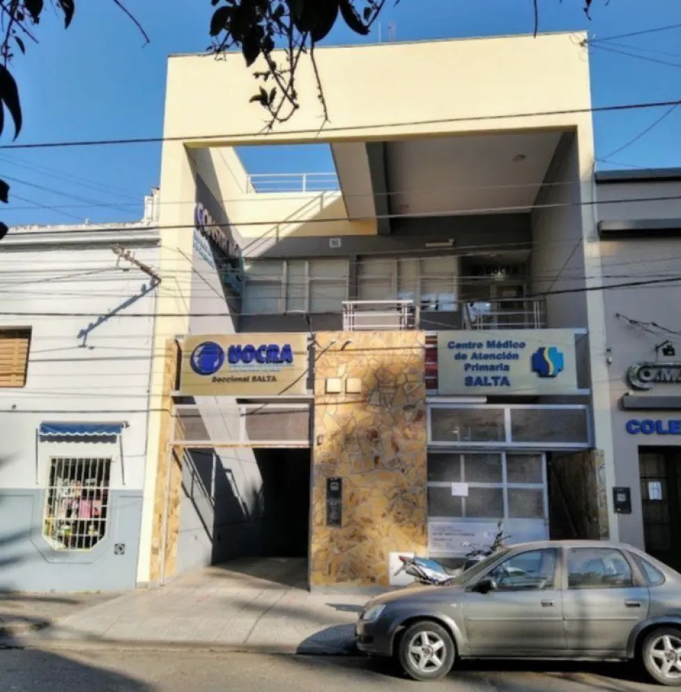 Urgente: enérgica manifestación de obreros en la sede de la UOCRA Salta 