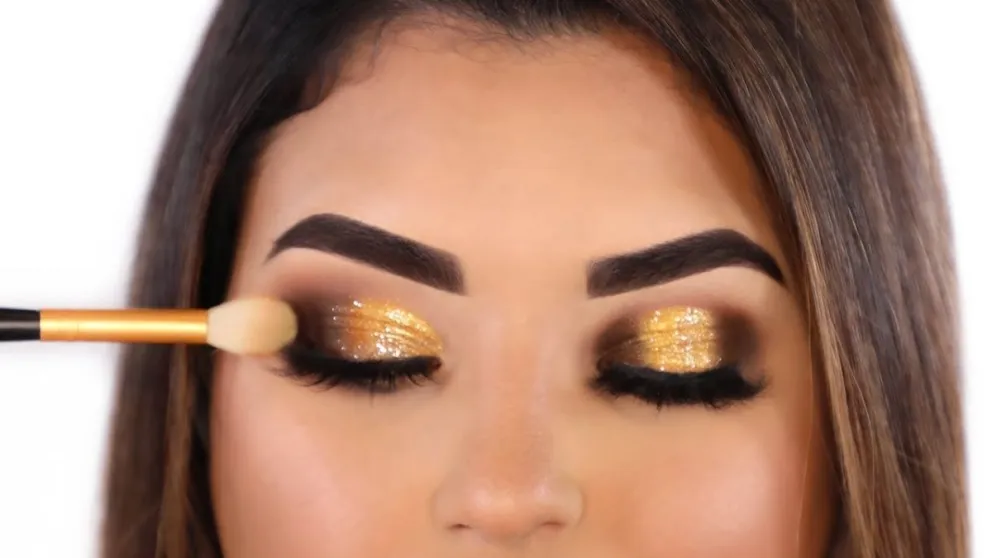Ilumina tu mirada con este maquillaje brillante para tus ojos esta Navidad