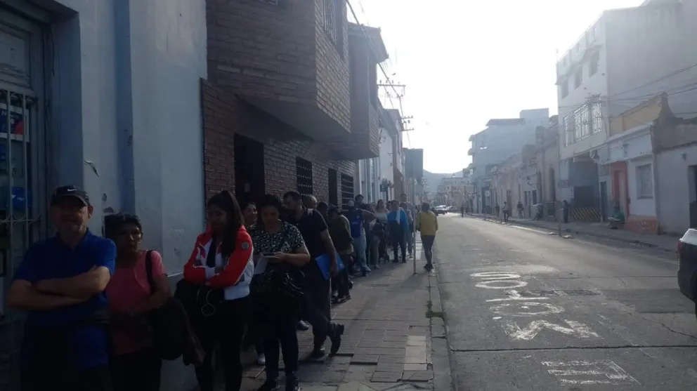 Largas filas en las oficinas de ANSES en Salta tras el feriado por el Día del Trabajador Previsional