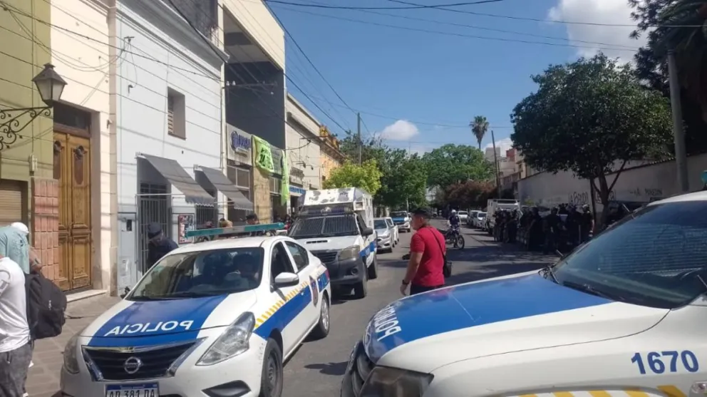 Protesta de obreros en UOCRA Salta: negaron que se haya tomado el edificio y la presencia de rehenes