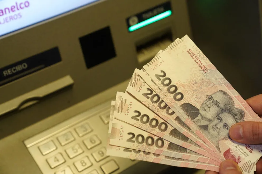 El BCRA incrementó el monto de dinero que se puede retirar en cajeros automáticos: cuánto se puede sacar