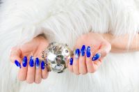 Si amas el color azul, estos diseños navideños de uñas acrílicas te encantarán