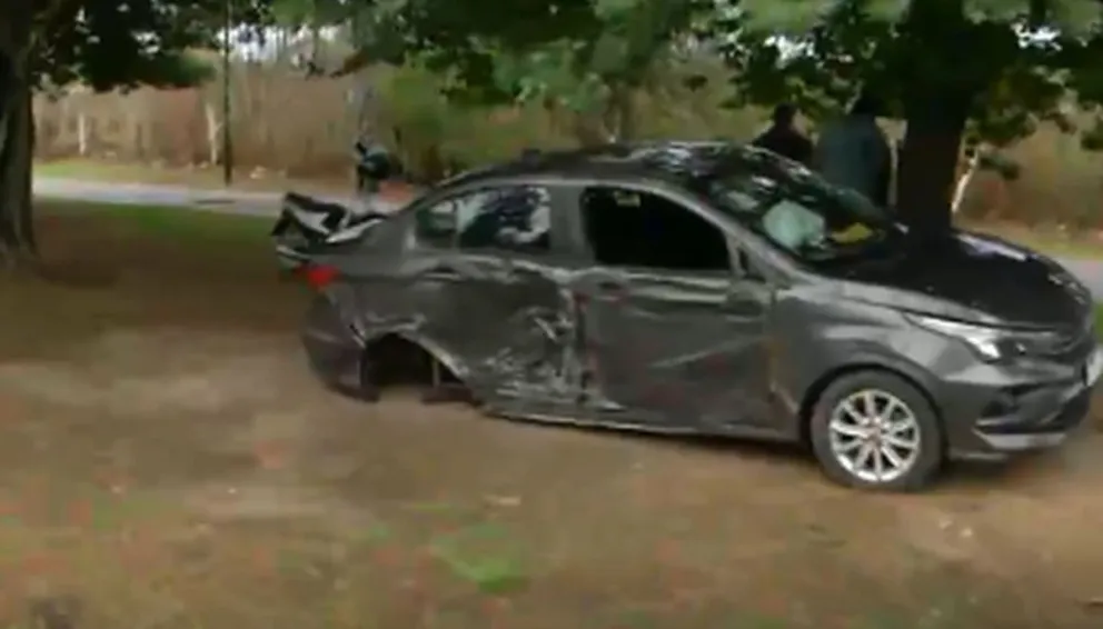 Fuerte accidente en una avenida salteña: esquivó un animal, derrapó, chocó y perdió una rueda