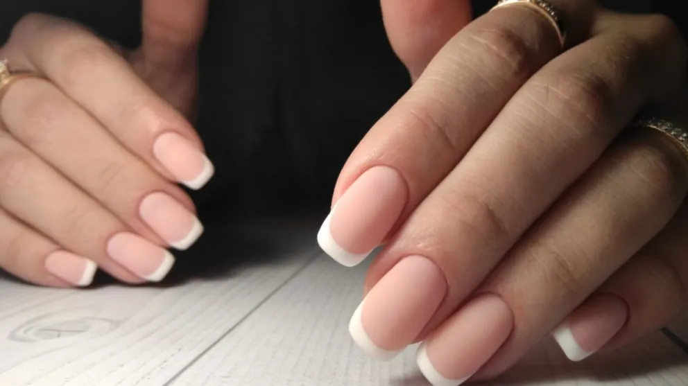 Lográ una manicura elegante y distinguida con este innovador estilo de nail art