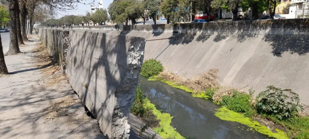 Cedió la baranda del Canal Yrigoyen y la Municipalidad intimó a la empresa constructora