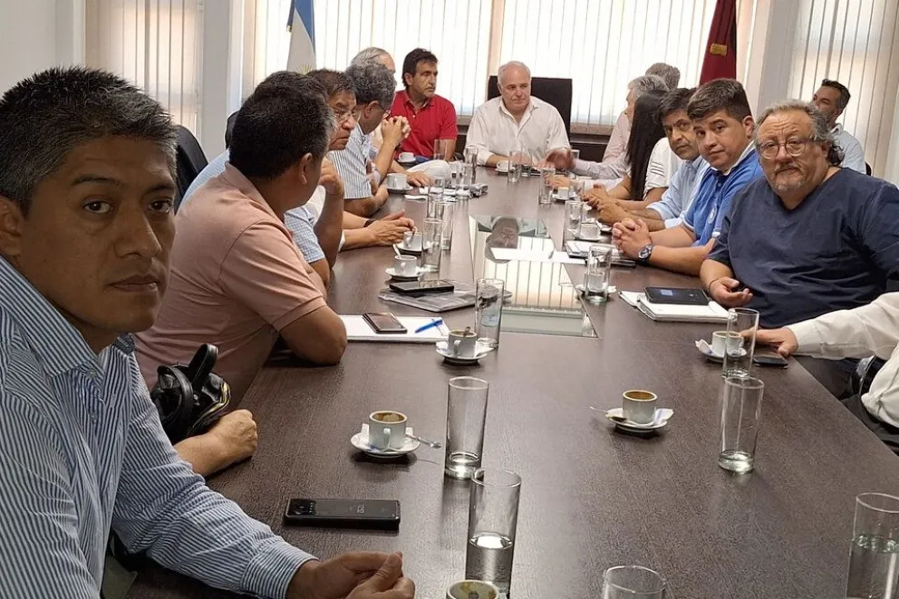 El Gobierno se reunió con gremios estatales salteños para asegurar pagos y aumento salarial 