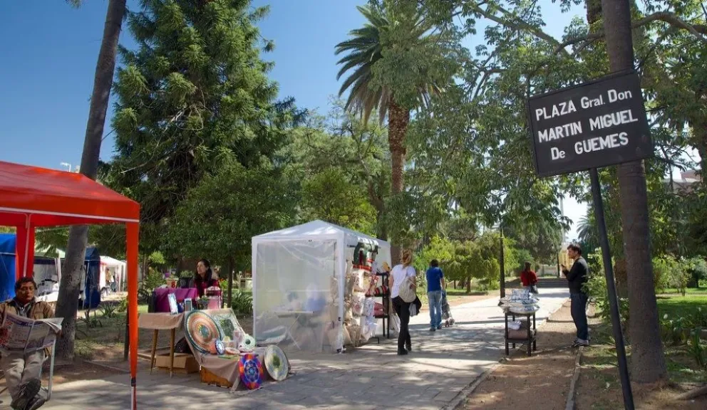 Los vientos huracanados y la lluvia acabaron con las exhibiciones de los feriantes de la Plaza de la Legislatura
