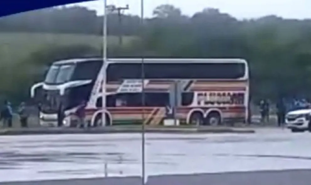 Hinchas de Racing y Rosario Central se enfrentaron en una brutal pelea en la ruta 9/34