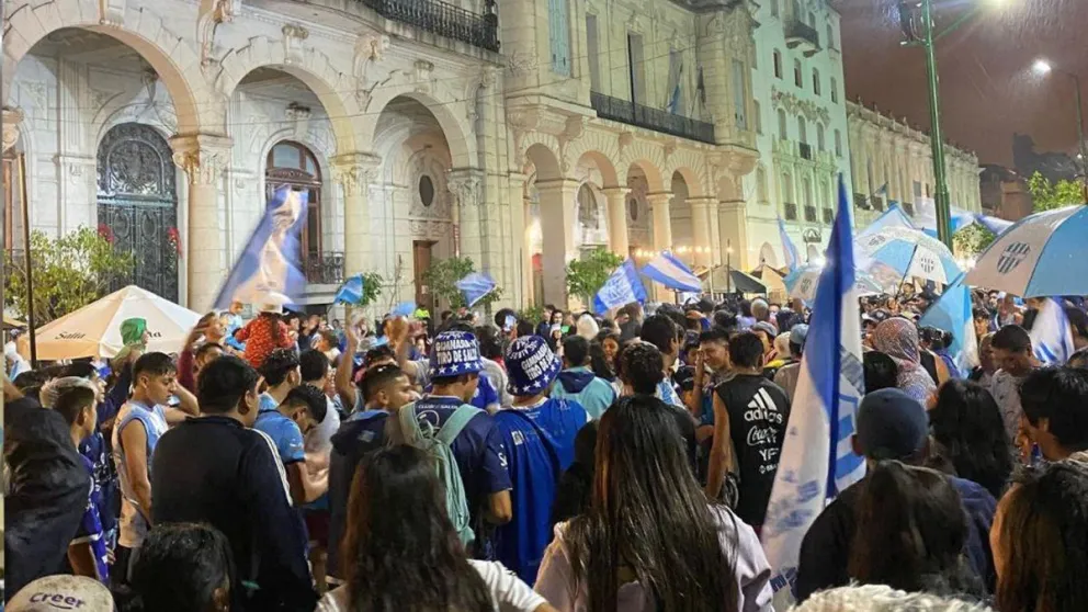 Los hinchas de Gimnasia y Tiro festejaron el ascenso a la Primera Nacional en la plaza 9 de Julio