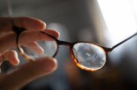 Descubrí estos trucos fáciles y económicos para eliminar los rayones de tus lentes