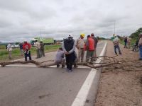 Corte de ruta en el acceso sur a Orán: obreros despedidos de una constructora extreman medidas de fuerza