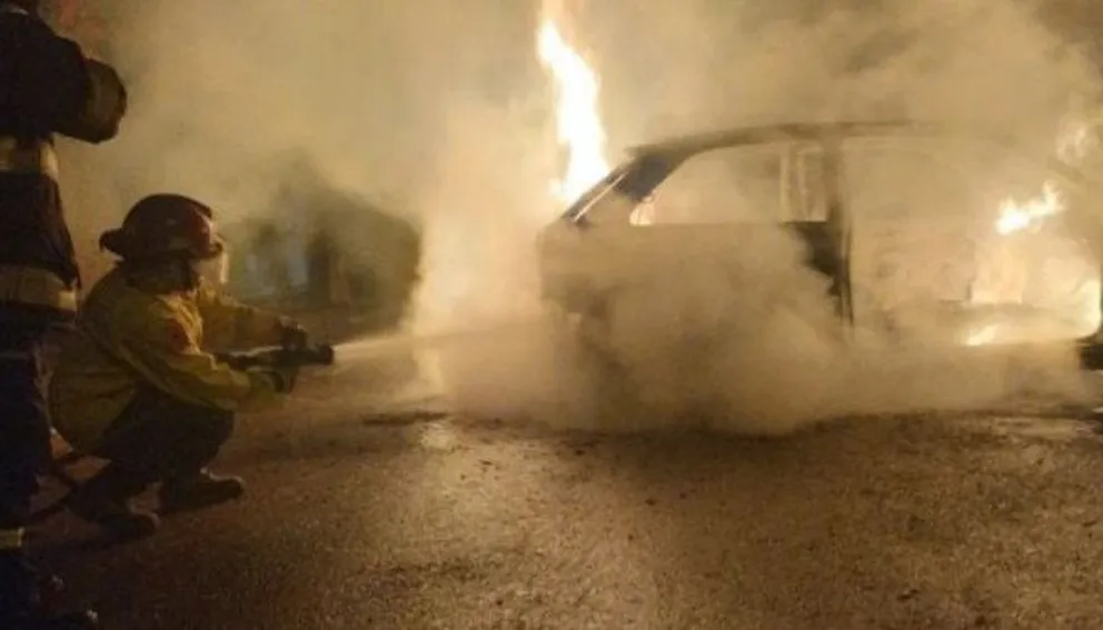 Insólito: salteño incendió su auto para evitar que fuera secuestrado judicialmente