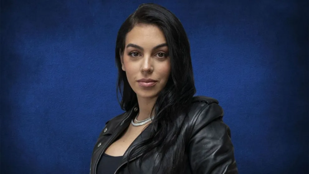 Con la tanga en el aire, así se bajó Georgina Rodríguez de su lujoso avión