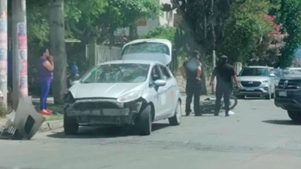 Una persona quedó tirada en el asfalto tras un impactante choque en Avenida Chile 