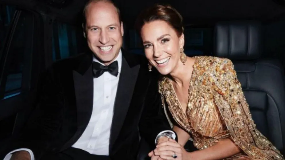 El príncipe Guillermo y Kate Middleton desean felices fiestas con un entrañable posado