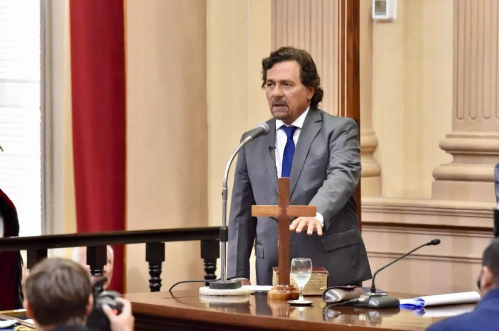 Gustavo Sáenz juró como gobernador: “Salta tiene equilibrio fiscal, no hemos gastado ni un peso demás”  