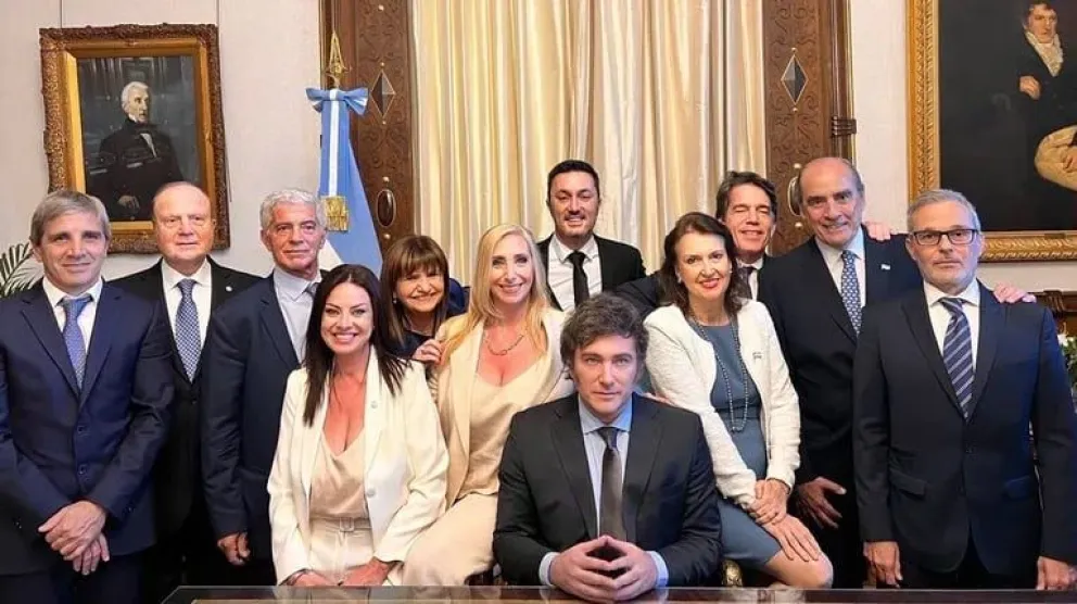 A puertas cerradas: Javier Milei le tomó juramento a sus ministros sin presencia de los medios