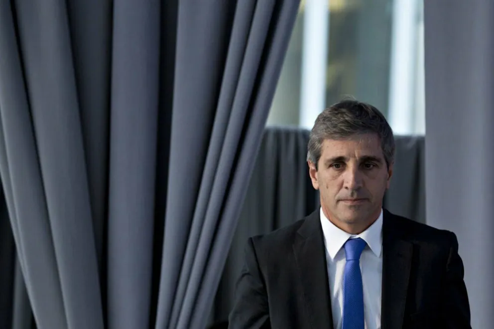 Los anuncios económicos de Luis Caputo fueron postergados para el martes