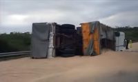 Lo salvó la banquina: un camión volcó en la ruta 9/34 con toneladas de granos