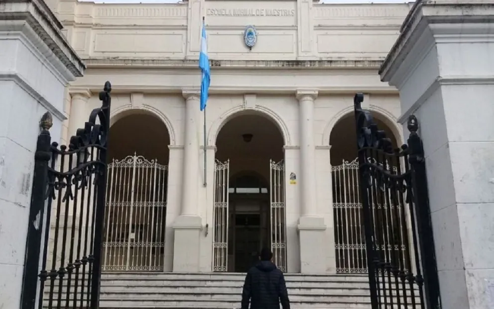 Cientos de salteños pasaron la noche en la ex Escuela Normal para inscribirse en el nivel terciario