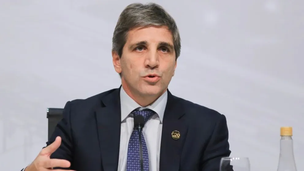 Luis Caputo anunció que el dólar oficial pasará a valer 800 pesos