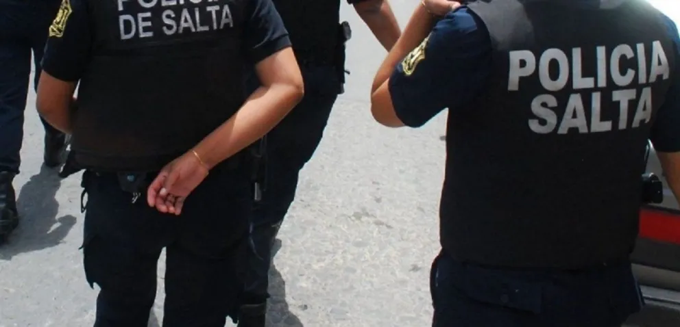 Escándalo en plena calle: una mujer rompió con una orden de restricción, amenazó y agredió a una polícia