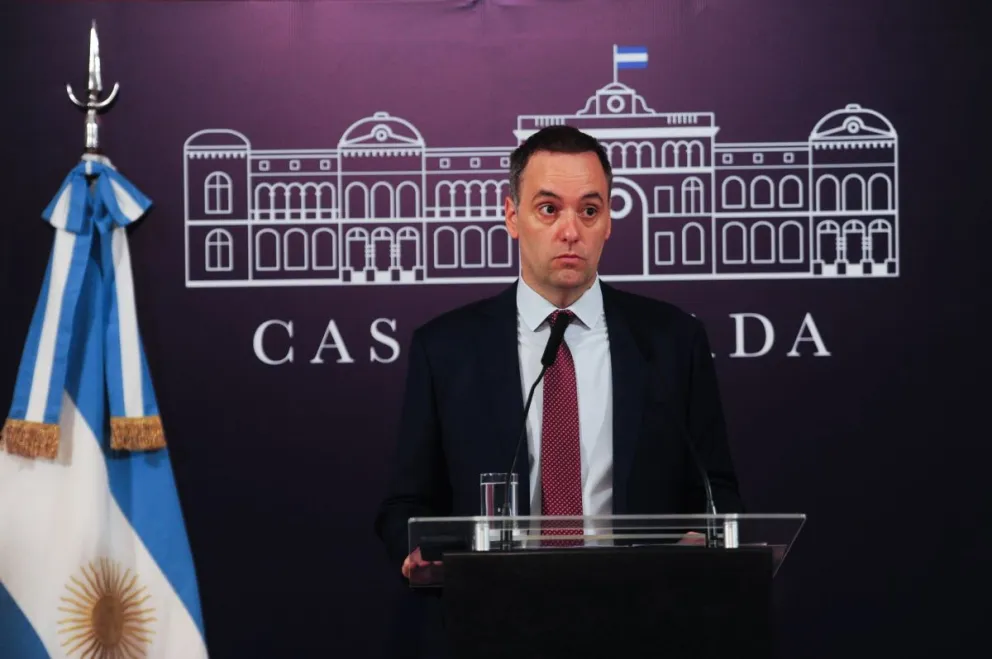 El Gobierno nacional aseguró que el país atraviesa una "hiperinflación" y se busca evitar una "catástrofe"