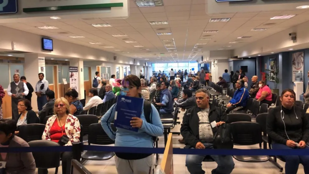 Abuelo salteño se descompensó en plena vereda a la espera de ser atendido en un banco