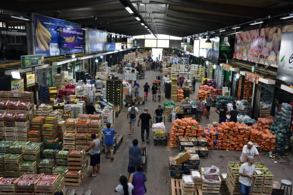 Denuncian remarcaciones de hasta el 600% en frutas y verduras: la "estafa" de los minoristas