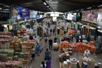 Denuncian remarcaciones de hasta el 600% en frutas y verduras: la "estafa" de los minoristas