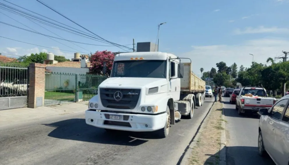 Insólito: esperó a que el conductor baje y llevó adelante el robo de un camión de transporte