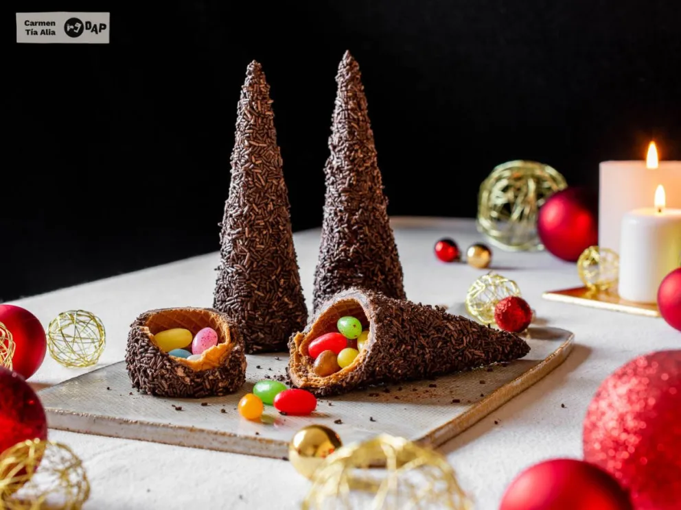 Así es como se prepara el mejor postre de Navidad: exquisitos árboles navideños rellenos de caramelos