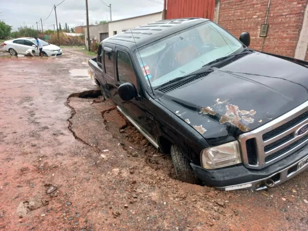 Dos vehículos se hundieron en una calle sin pavimentar en la zona sudeste de la ciudad