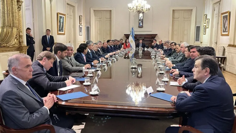 Con asistencia perfecta, comenzó la reunión entre Javier Milei y los gobernadores