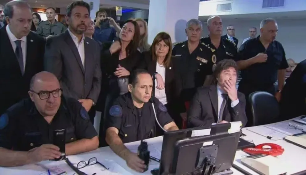 Javier Milei presenció el operativo del Protocolo Antipiquetes en medio de la marcha del 20 de diciembre