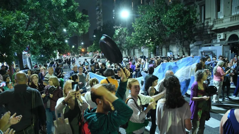 |AHORA| Protestas y cacerolazos en todo el país contra el DNU del Gobierno nacional