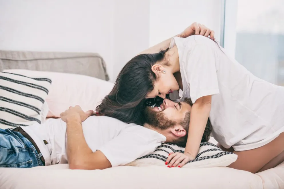 Estos son los signos del zodíaco que no respetan el espacio personal: exceso de besos y abrazos