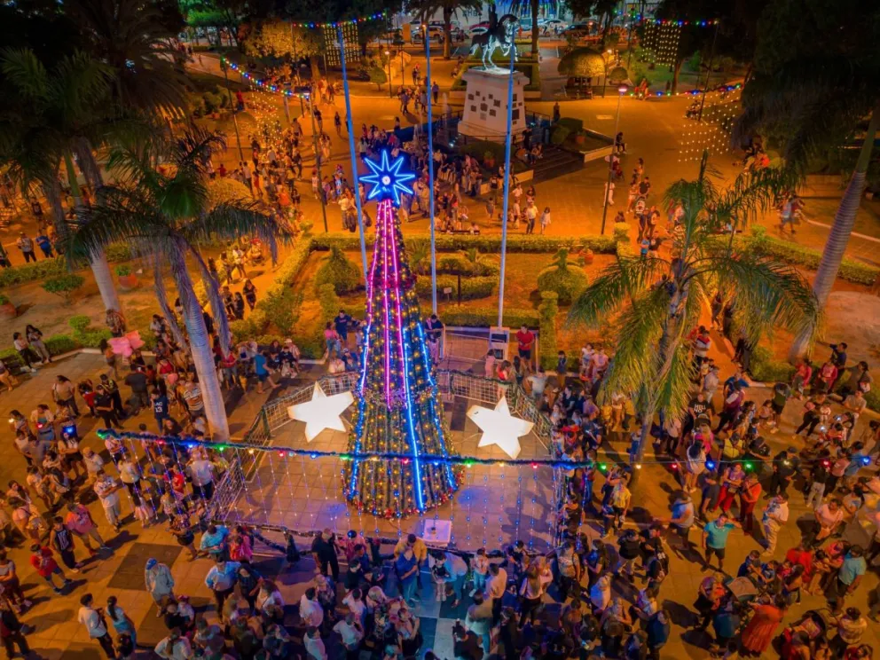 Con mucha ilusión, Tartagal recuperó el Árbol de Navidad que Mimessi había decidido no armar