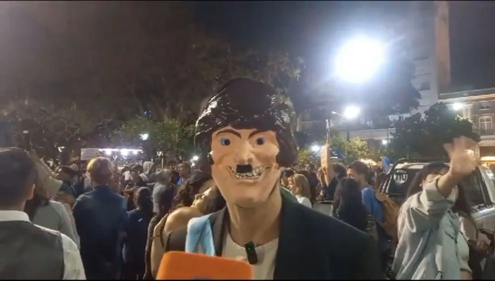 |VIDEO| Disfrazado de Javier Milei, Michelo participó del cacerolazo en Salta contra el DNU
