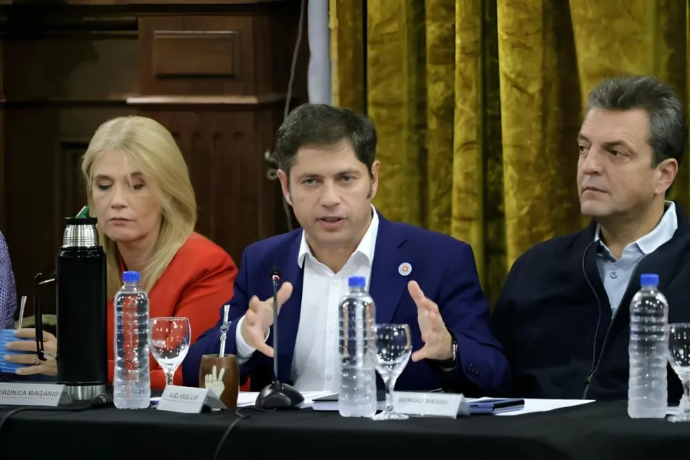 Axel Kicillof y Sergio Massa encabezaron una reunión del peronismo para enfrentar el DNU