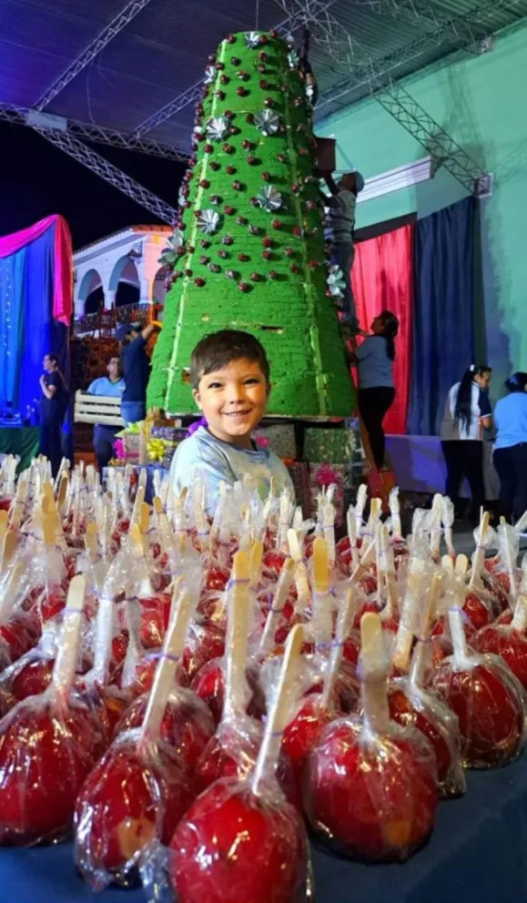 El Carril presentó su tradicional Pan de Navidad Gigante: pesó más de 2.500 kilos y midió casi seis metros