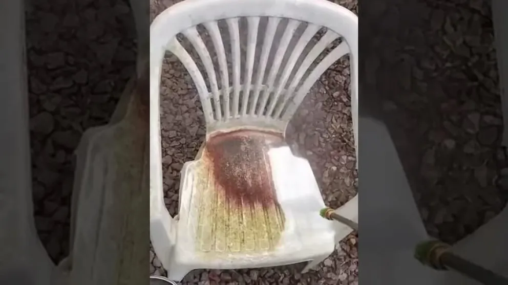 El fabuloso truco para dejar como nuevas a las sillas de plásticos percudidas: sin productos químicos