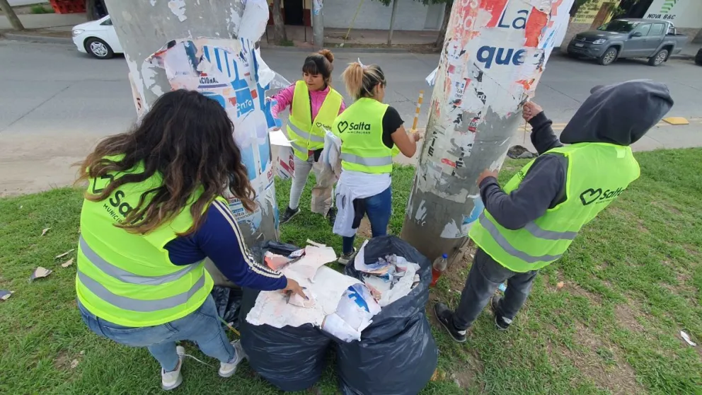 Finalmente los postes y espacios de Salta dejarán de estar envueltos con cartelería política     