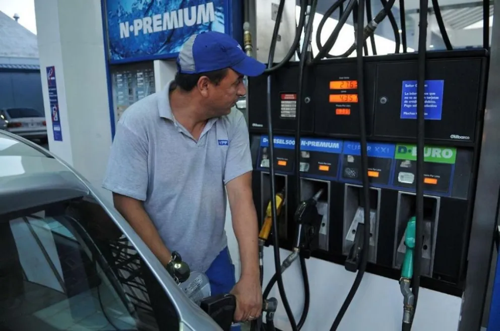 Confirman que baja el precio de la nafta y del gas en YPF desde el martes: los precios estimados