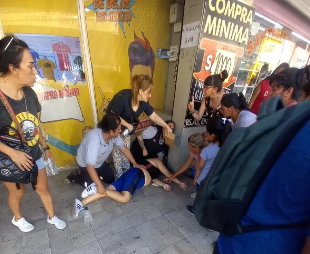 Una vendedora ambulante se descompensó y sufrió un ataque de epilepsia en pleno centro salteño